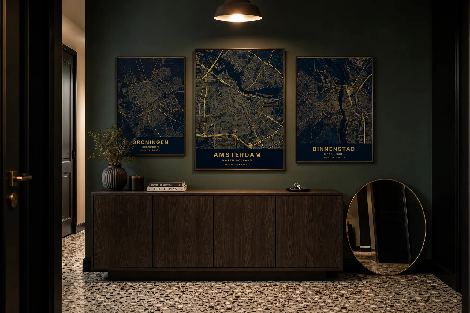 Drie kaartposters in een lineaire rij boven een dressoir