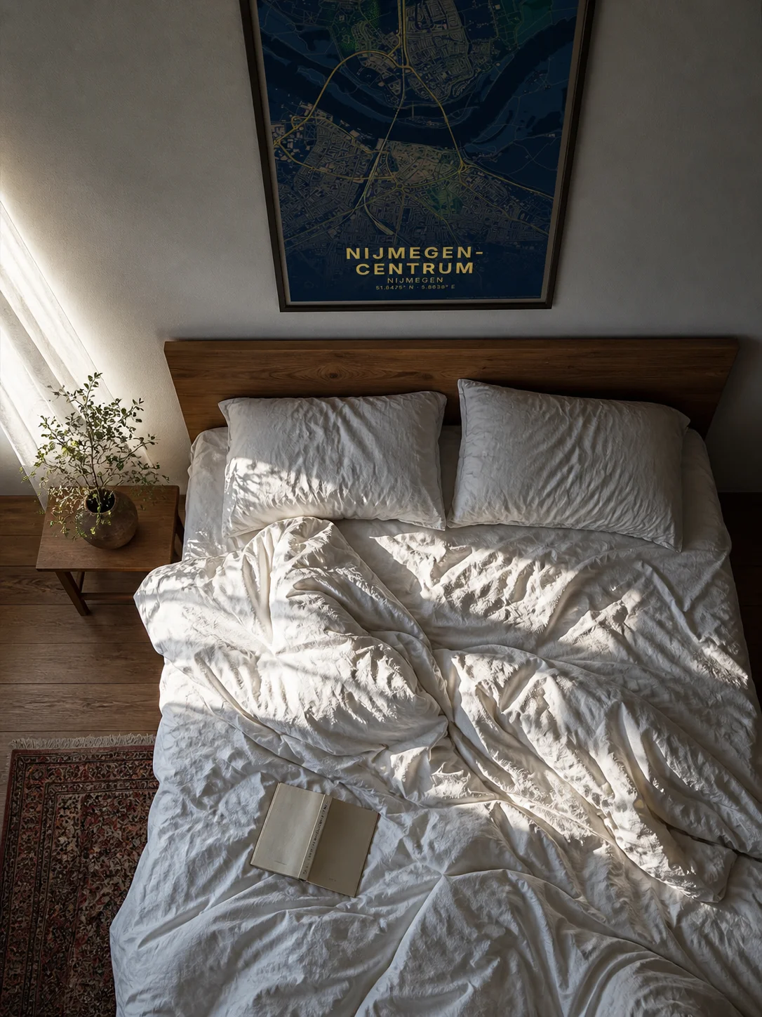 Kaartposter boven een bed in een slaapkamer